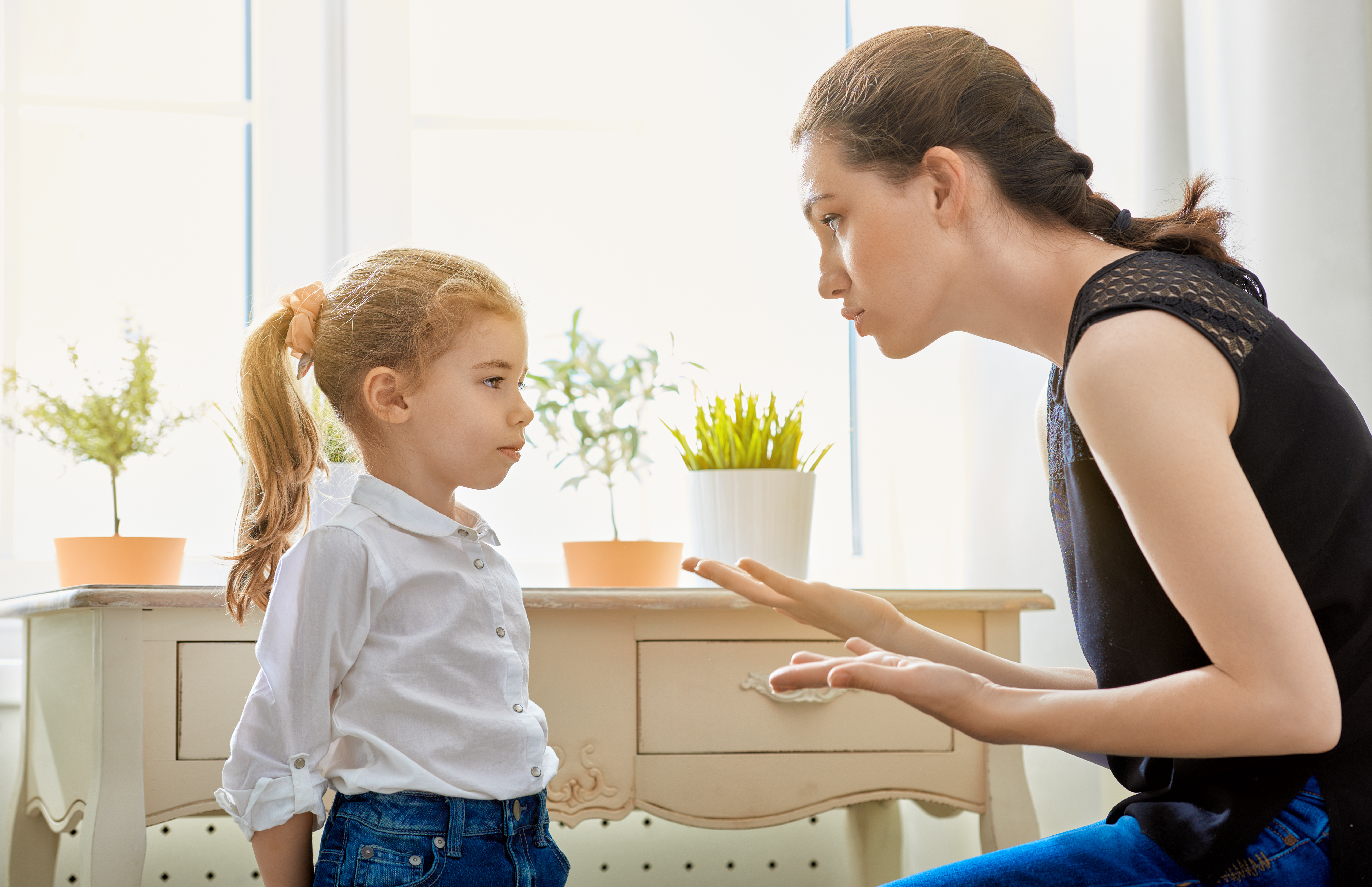 Give a short talk. Строгая мама. Воспитание ребенка. Родители и дети. Строгие родители.